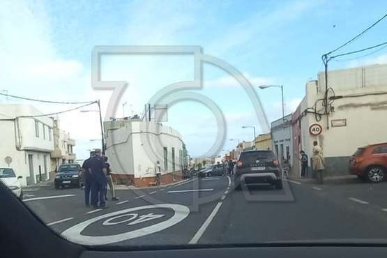 Ampliación: Un vehículo se sale de la vía en la carretera general de El Calero Alto (Telde) y choca contra una vivenda/TA.